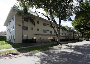 440 Santander Ave in Coral Gables, FL - Building Photo