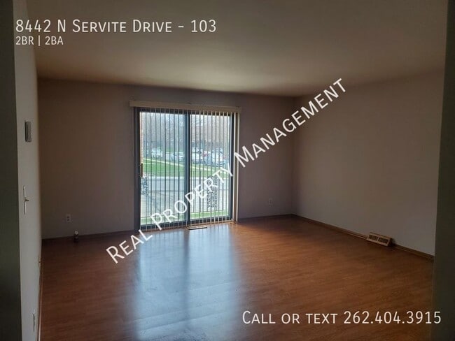 8442 N Servite Dr in Milwaukee, WI - Building Photo - Building Photo