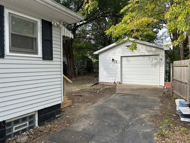 1107 E Seneca Pl in Peoria, IL - Building Photo - Building Photo