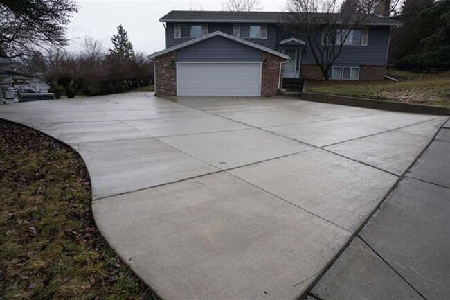 property at 906 Summit Dr