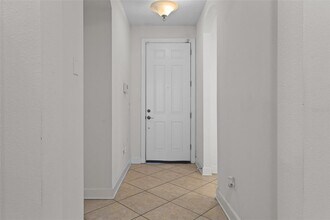 16030 Bella Woods Dr in Tampa, FL - Building Photo - Building Photo
