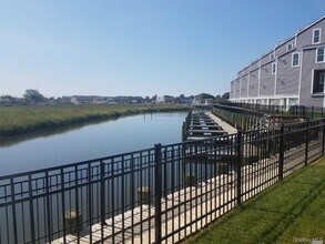 237 Marina Pointe Dr in East Rockaway, NY - Building Photo - Building Photo