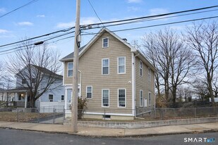 687 Hallett St in Bridgeport, CT - Building Photo