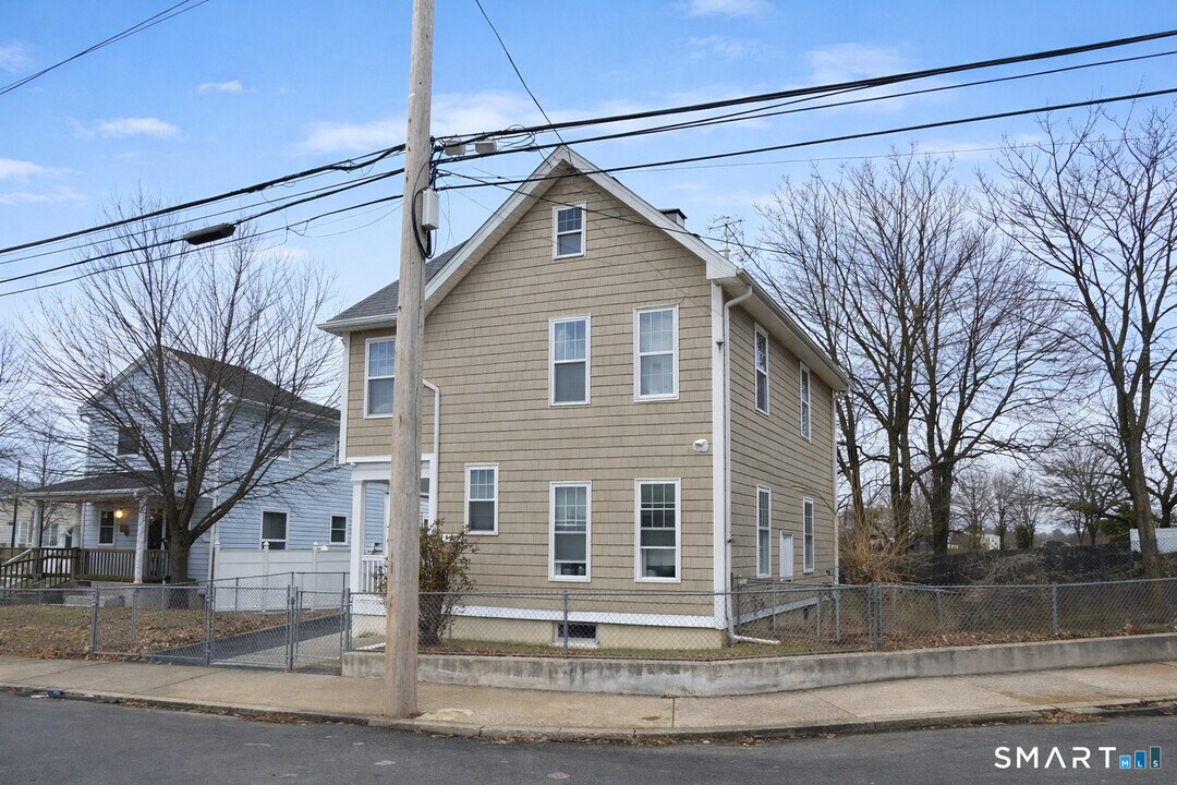 687 Hallett St in Bridgeport, CT - Building Photo