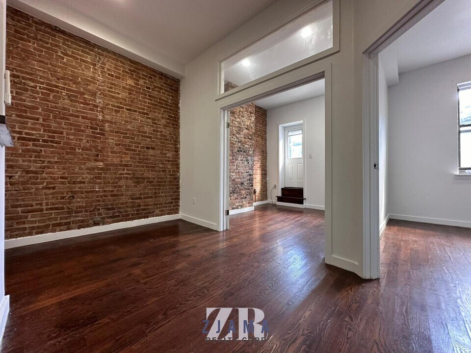 946 Fulton St in Brooklyn, NY - Building Photo