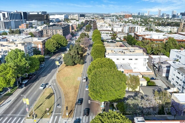 332 N La Peer Dr in Beverly Hills, CA - Building Photo - Building Photo