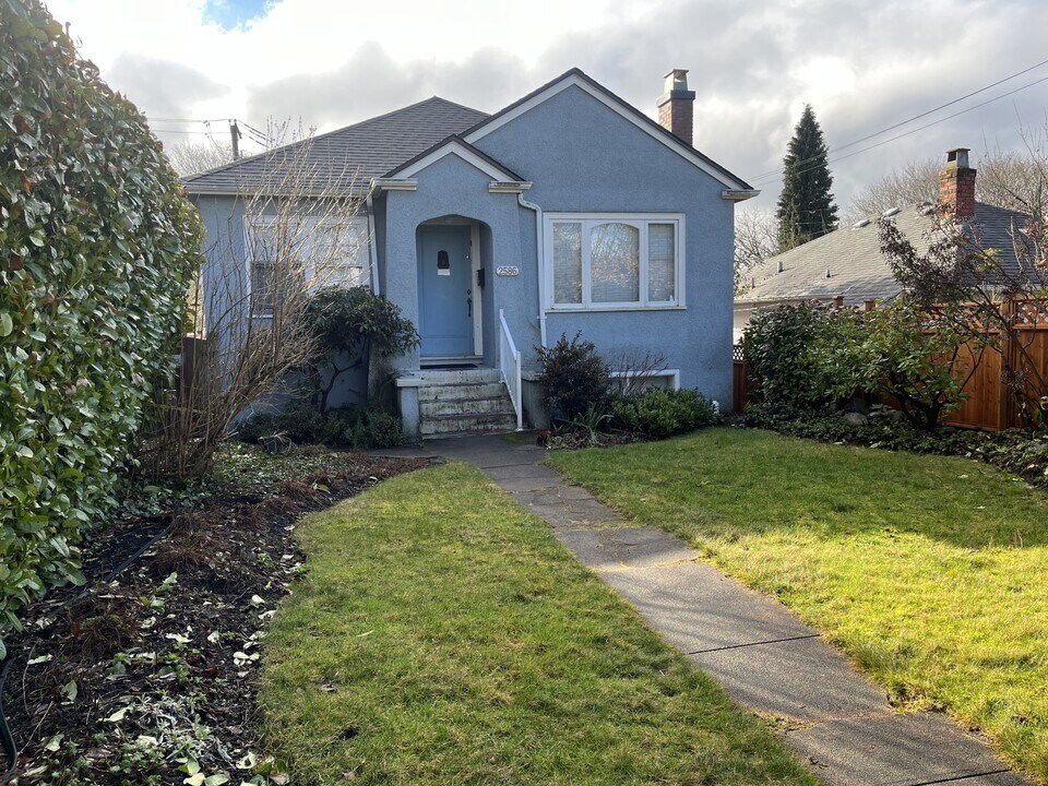 2586 W 12th Ave in Vancouver, BC - Building Photo