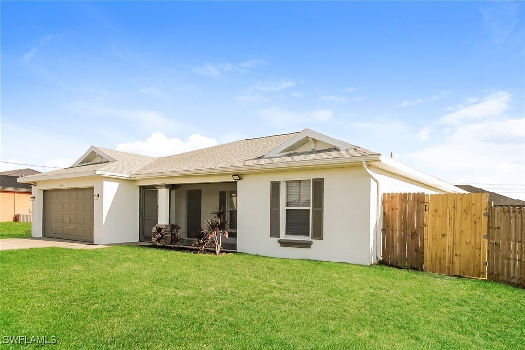 5021 Benton St in Lehigh Acres, FL - Foto de edificio