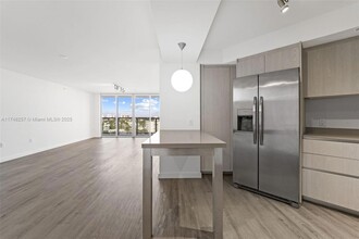 1500 Bay Rd, Unit M-1212 in Miami Beach, FL - Building Photo - Building Photo