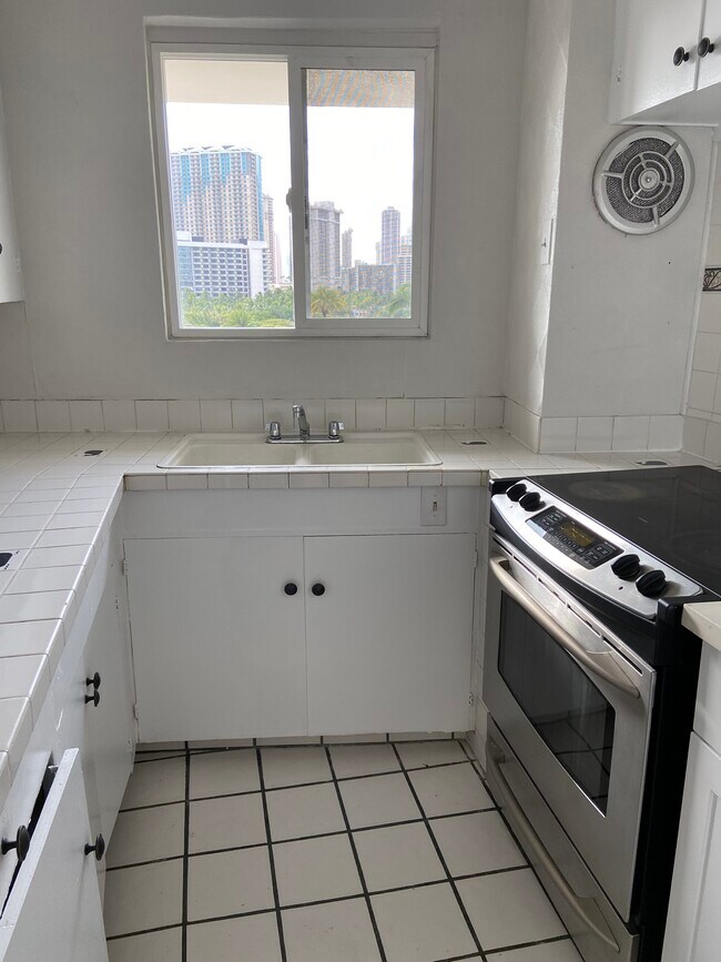 247 Beach Walk, Unit 801 in Honolulu, HI - Building Photo - Building Photo