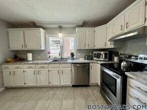 19 Hobbs Ct in Arlington, MA - Building Photo - Building Photo