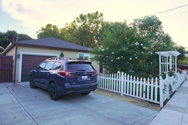 914 Alberni St in East Palo Alto, CA - Building Photo - Building Photo