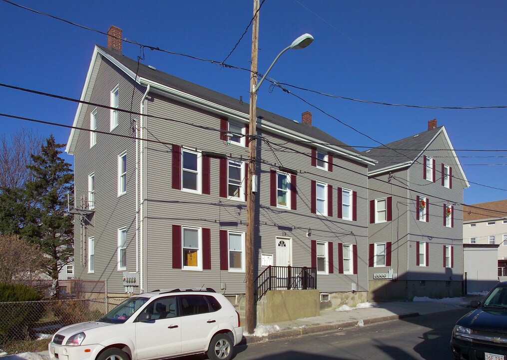 114-122 Davis St in Fall River, MA - Foto de edificio