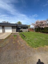 370 11th St in Lebanon, OR - Building Photo - Building Photo