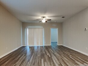 7415 Boa Holw in San Antonio, TX - Building Photo - Building Photo