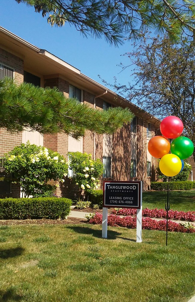 Tanglewood Apartments Woodhaven, MI Apartments For Rent