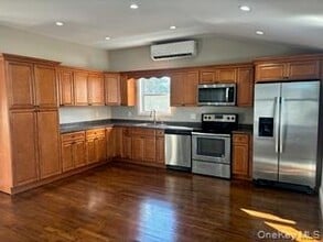 204 Vanderbilt Ave in Brentwood, NY - Building Photo - Building Photo