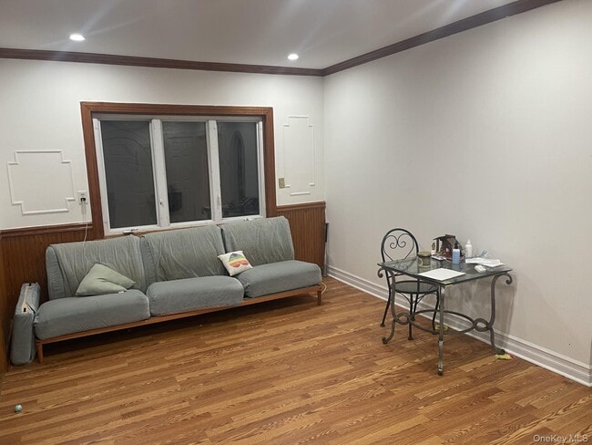 103 E St Marks Pl in Valley Stream, NY - Building Photo - Building Photo