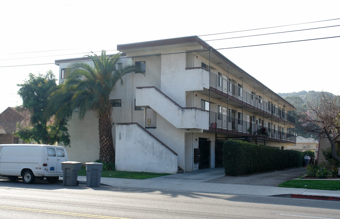 720 E Chevy Chase Dr in Glendale, CA - Foto de edificio