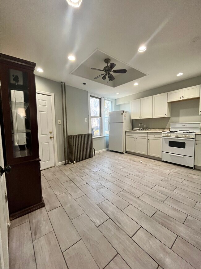 44 Clerk St, Unit 1 in Jersey City, NJ - Foto de edificio - Building Photo