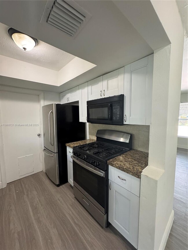 2985 NW 69th Ave in Sunrise, FL - Foto de edificio - Building Photo