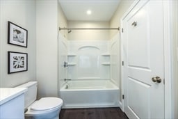 4935 Washington St, Unit 210 in Boston, MA - Foto de edificio - Building Photo