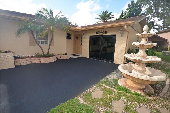 2119 Nova Village Dr in Davie, FL - Building Photo - Building Photo