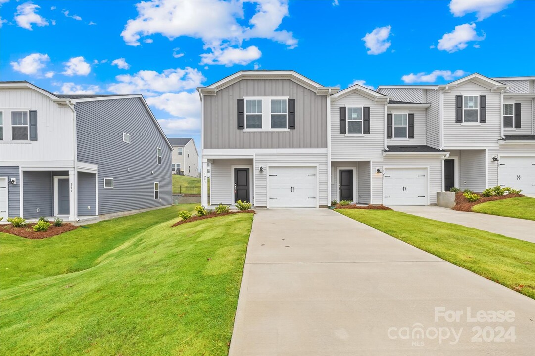 1283 Fallen Acorn Ln in Concord, NC - Foto de edificio