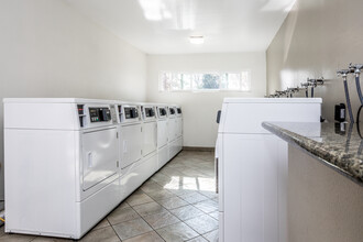 Concord Square Apartments in Reseda, CA - Building Photo - Interior Photo