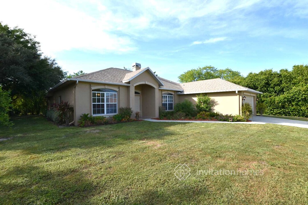 1622 NE 8th Pl in Cape Coral, FL - Foto de edificio