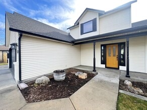 2541 E Clarene Ct in Meridian, ID - Building Photo - Building Photo