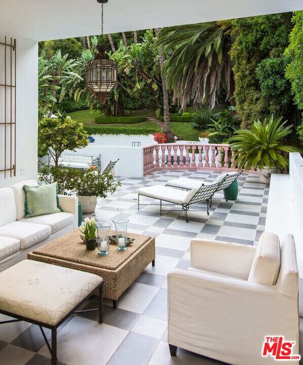 1241 Stone Canyon Rd in Los Angeles, CA - Building Photo