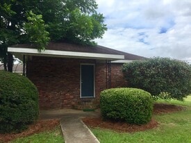 108 Camellia St in Troy, AL - Building Photo