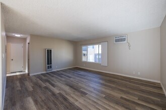 Corteen Place Apartments in Valley Village, CA - Foto de edificio - Building Photo