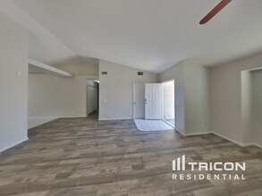 5033 Golfridge Dr in Las Vegas, NV - Building Photo - Building Photo