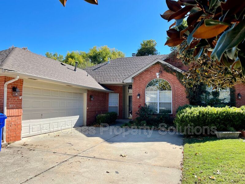 2204 Barton St in Norman, OK - Building Photo