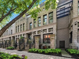 125 W Oak St in Chicago, IL - Building Photo