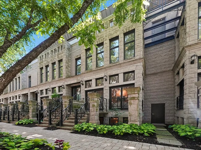 property at 125 W Oak St