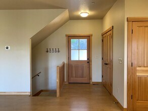 945 Fifth Ave in Mosier, OR - Building Photo - Building Photo