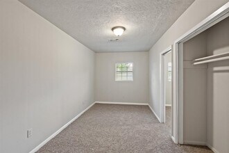 2419 Foxglove St in Highlands, TX - Foto de edificio - Building Photo