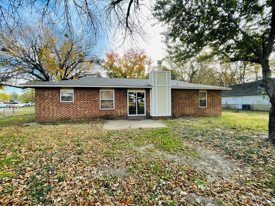 1304 N Narcissus Ave in Broken Arrow, OK - Building Photo
