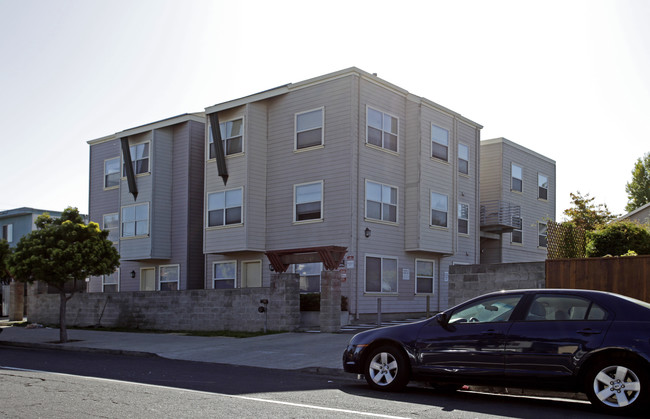 Triangle Court Apartments in Emeryville, CA - Building Photo - Building Photo