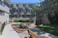 Carriage Court in Milwaukee, WI - Foto de edificio - Building Photo