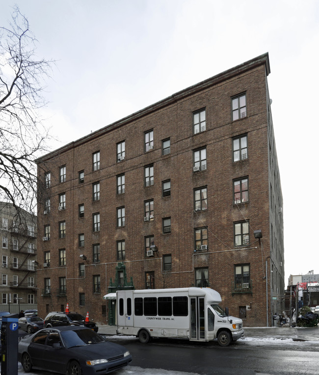 2489 Morris Ave in Bronx, NY - Foto de edificio - Building Photo