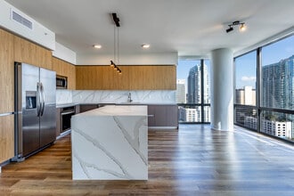 AER APARTMENTS in Tampa, FL - Foto de edificio - Interior Photo