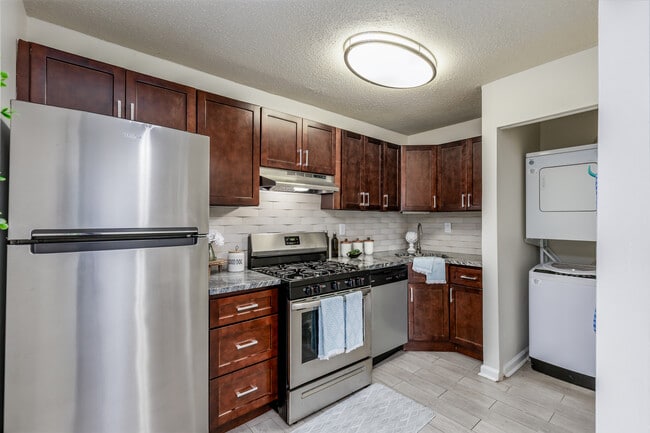 Peninsula Grove in Hampton, VA - Foto de edificio - Interior Photo