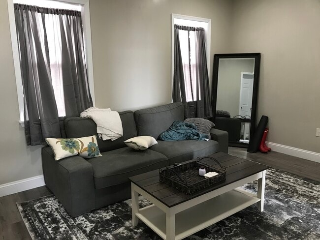925 S 9th St, Unit Apt 3 in Philadelphia, PA - Building Photo - Building Photo