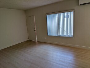11927 Iowa Ave, Unit 5 in Los Angeles, CA - Foto de edificio - Building Photo