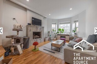 1806 W Grand Ave, Unit 3 in Chicago, IL - Building Photo