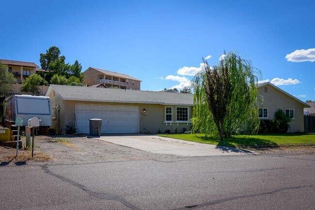 1654 Maplewood Way in Saint George, UT - Building Photo - Building Photo